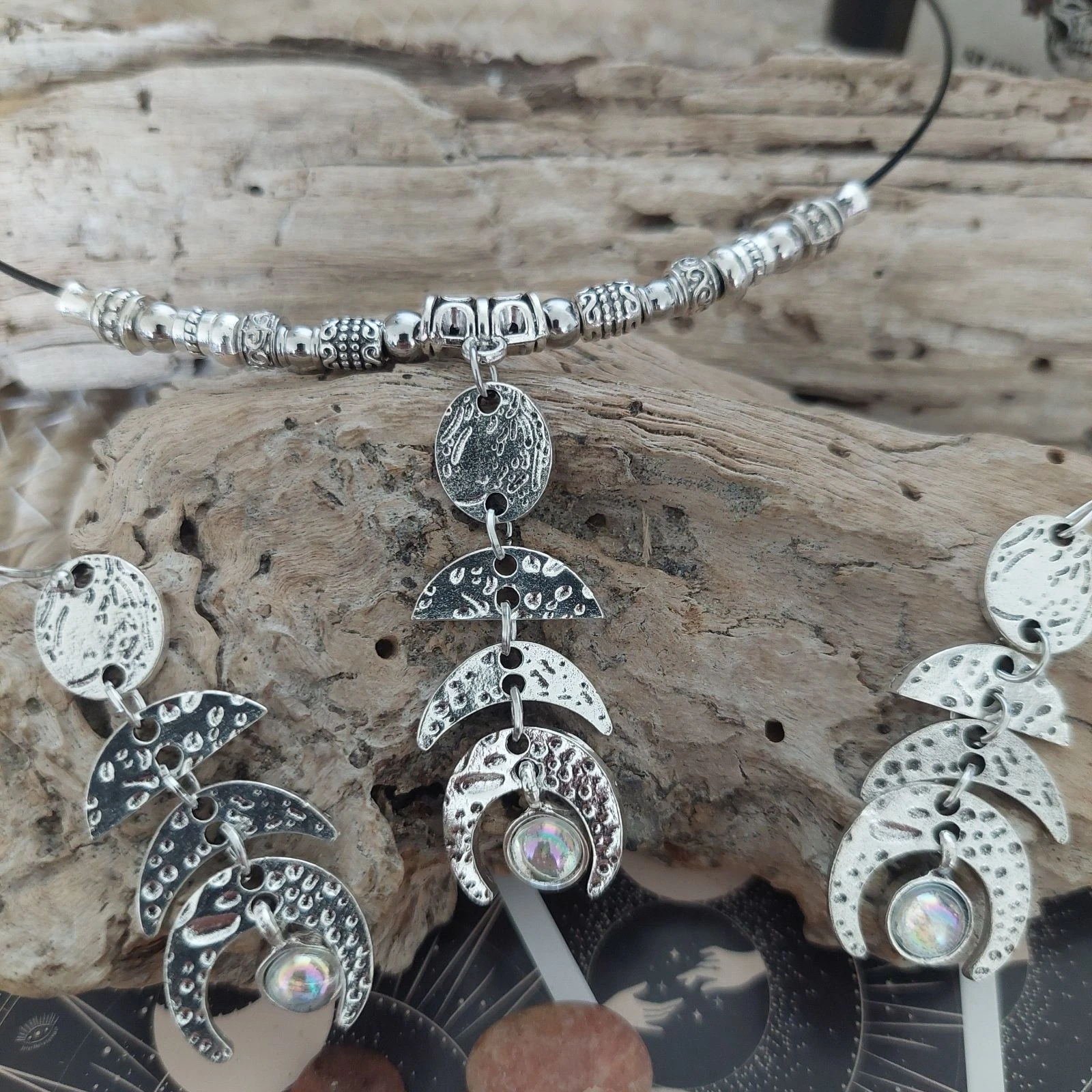 Mystieke boho triple maan gehamerde set, iriserend, zwarte kabel – photo 4